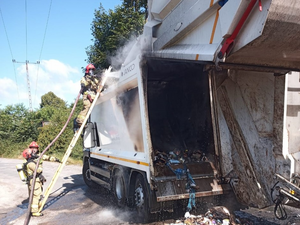 Pożar w komorze śmieciarki. W akcji strażacy