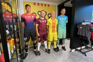 Odświeżony i Złocisto-Krwisty Sklep Kibica już otwarty, a w nim nowe koszulki Korony Kielce