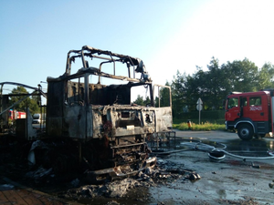 Pożar ciągnika siodłowego. Pojazd doszczętnie spłonął