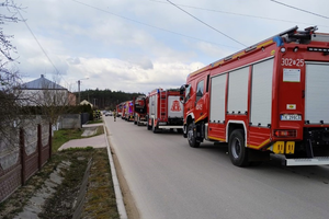 Pożar piwnicy domu jednorodzinnego w Gnieździskach. Na miejscu LPR
