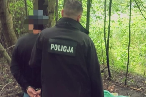 Został zatrzymany za znęcanie się nad rodziną. W lesie zakopał broń i amunicję