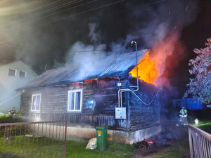 Nocny pożar w Chęcinach. Płonęło poddasze drewnianego domu