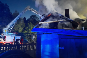 Płoną domy w Stąporkowie. Trwa akcja strażaków