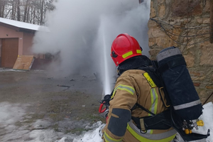 Pożar garażu w miejscowości Wąglów. Wewnątrz były butle z gazem