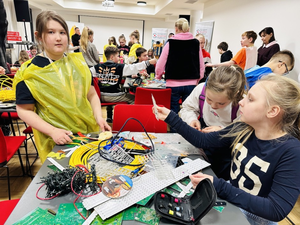 Torebki, sukienki, a nawet zbroja rycerska powstały z… elektrośmieci