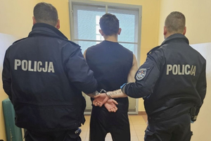 Napadł na seniora i uderzył go pięścią w głowę. Ukradł mu 30 złotych