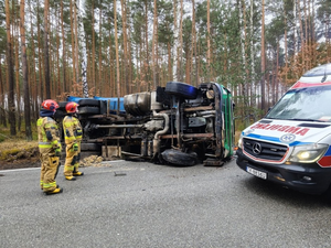 Przewrócona ciężarówka w miejscowości Bedlenko. Dwie osoby pod opieką medyków