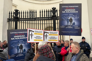 Medycy protestują w stolicy: „Szpitale powiatowe nie chcą umierać na kolanach”