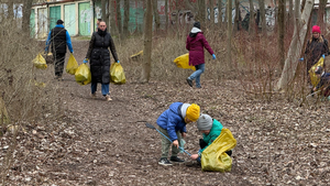 Szokujące znaleziska w lesie na Czarnowie. Mieszkańcy zebrali setki śmieci