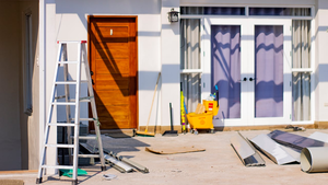 W jaki sposób klin gumowy pomaga przy montażu drzwi lub okien?