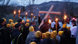 „Patrzy na nas z nieba”. Droga Krzyżowa ulicami Masłowa