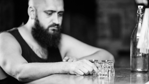 Alkoholizm a kredyt hipoteczny - jak nałóg rujnuje zdolność kredytową rodziny