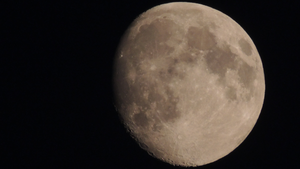 Historyczny moment. Obejrzyj transmisję z przelotu wokół Księżyca