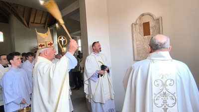 Biskup Jan Piotrowski poświęcił kamień węgielny w kościele w Mójczy