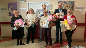 Seniorzy wydziergali kocyki dla wcześniaków