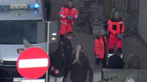 Operator kamer zauważył mężczyznę z raną głowy. Pomoc przyszła na czas