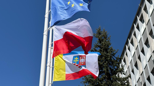 Bało-czerwona powiewa przed Urzędem Marszałkowskim  