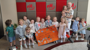 Przedszkolaki w Radiu eM Kielce. Czego dziś dzieci życzą swoim mamom?