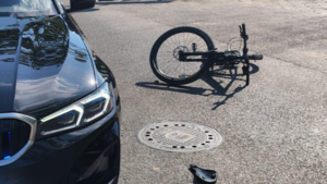 Rowerzysta nie ustąpił pierwszeństwa i wjechał pod koła pojazdu