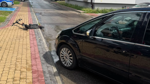 Zderzenie samochodu i hulajnogi elektrycznej. Mężczyzna w szpitalu