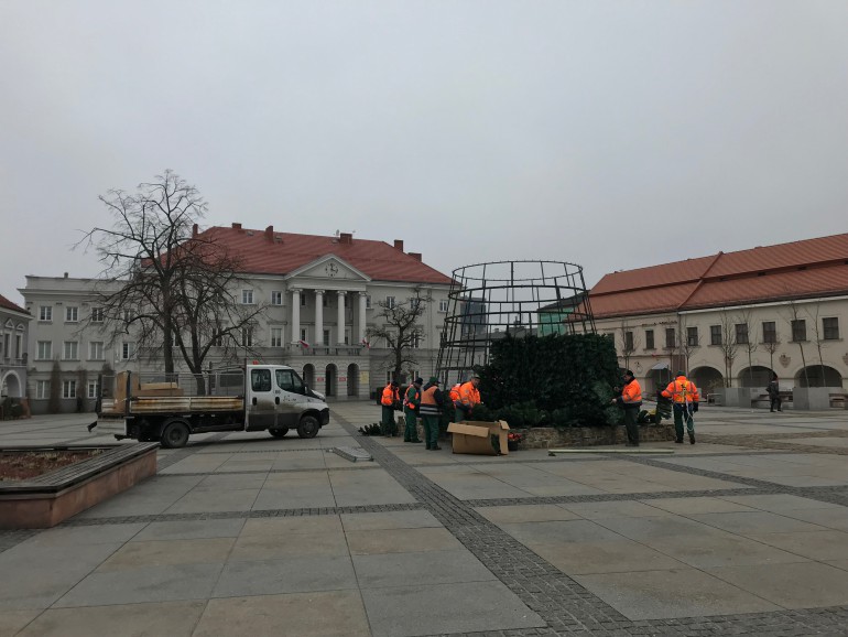 Trwa montaż choinki. Świąteczna atmosfera tuż, tuż