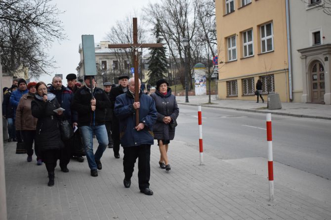 Droga Krzyżowa z Katedry na Karczówkę