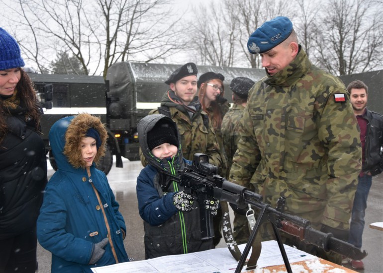 [FOTO] Tłumy na „Feriach z Wojskiem”. Odwiedzający zwiedzili jednostkę na Bukówce