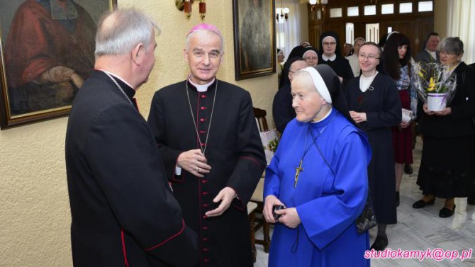 Siostry zakonne i wierni świeccy złożyli życzenia Księżom Biskupom