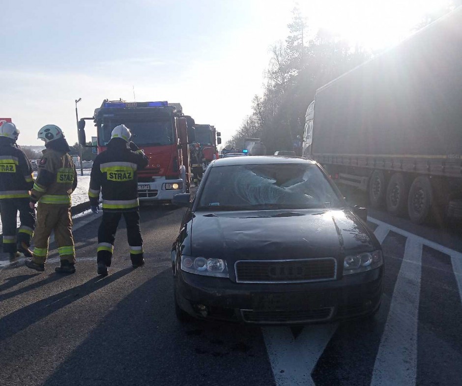 Wypadek na drodze K73. Rowerzysta zabrany do szpitala helikopterem