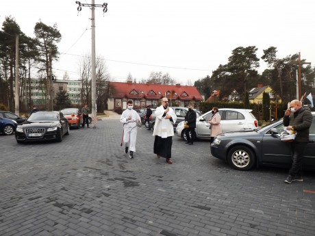 W Zagnańsku święcą koszyczki, nie wychodząc z samochodów