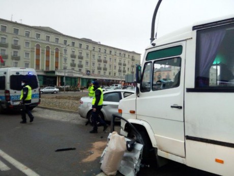 Kolejne zderzenie busa z osobówką. Trzy osoby ranne, w tym dziecko