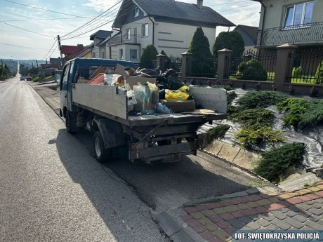 Lampy sklejone taśmą, a instalacja elektryczna wisząca nad jezdnią. Słony mandat za fatalny stan auta