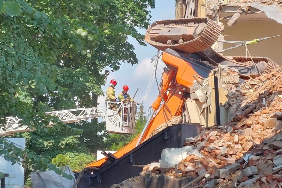 [AKTUALIZACJA] Koparka przewróciła się w centrum Kielc. Operator nie żyje