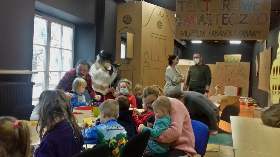 [FOTO] Miasteczko z tektury otworzyło się w Muzeum Zabawek i Zabawy