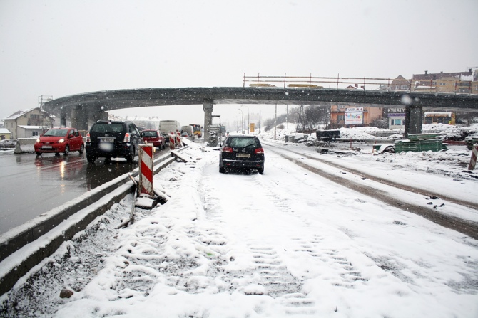 Wiadukt już stoi. Teraz rozbierają starą jezdnię