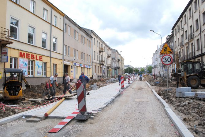 Kładą kostkę i asfalt