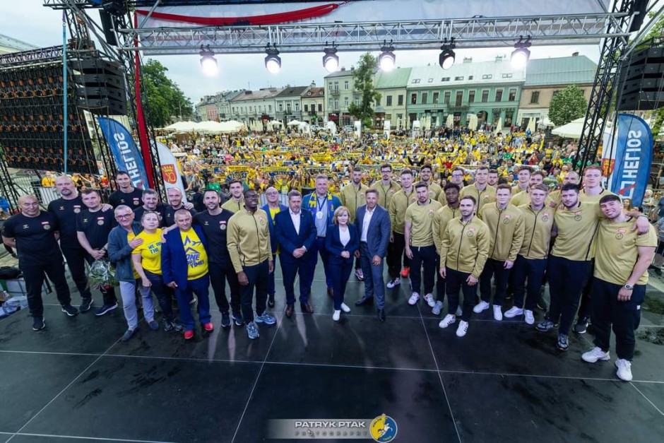 [FOTO] Feta na Rynku. Kibice podziękowali naszym mistrzom