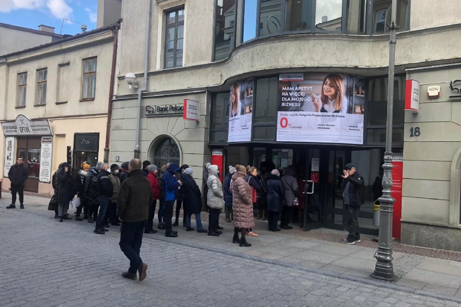 Kolejki przed bankomatami i bankami. NBP wydał komunikat