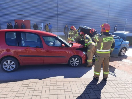 Zderzenie pod marketem w Końskich. Trzy osoby w szpitalu