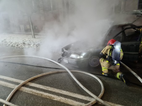 Pożar w centrum miasta. Spłonął samochód osobowy