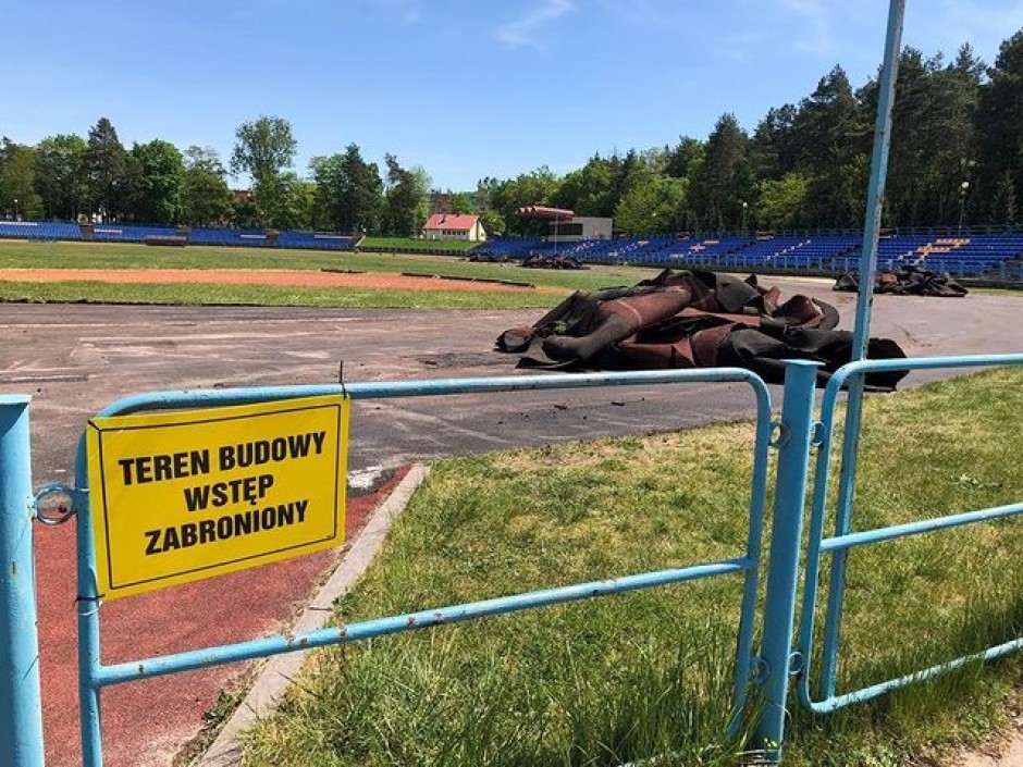 Tartan się zwija. Ruszyły prace na stadionie lekkoatletycznym