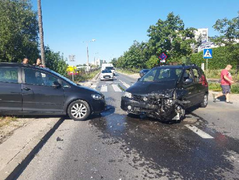 Wypadek na Jeziorańskiego. Mężczyzna w szpitalu