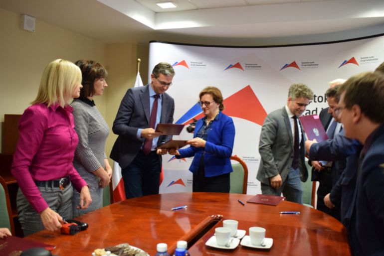 Wojewoda zarzuca marszałkowi, że narobił zaległości