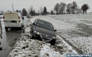 Pijany kierowca staranował znaki i ogrodzenie, skończył w rowie