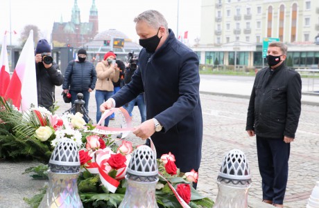 Wojewoda złożył kwiaty podczas Narodowego Święta Niepodległości