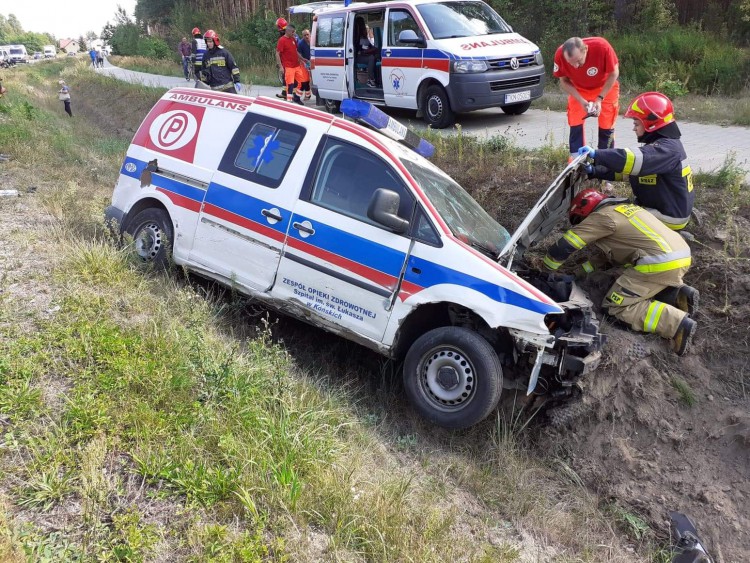 Nagle zjechał z drogi. Uderzył w karetkę