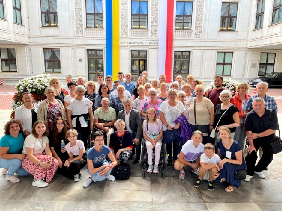 Dzięki senatorowi zwiedzili polski parlament