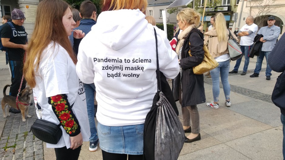 Prawie połowa Polaków nie chce się szczepić przeciw COVID-19. Czego się obawiają?