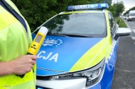 Dwóch pijanych użytkowników dróg w rękach policjantów