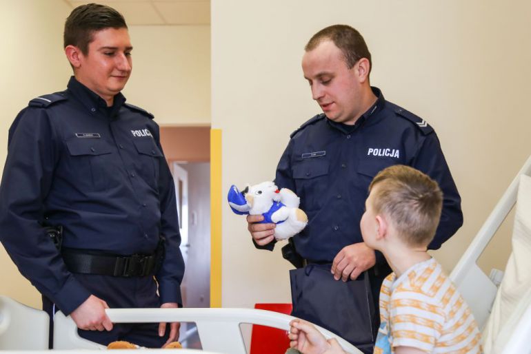 Pod chłopcem załamał się lód. Dziś w szpitalu odwiedzili go policjanci